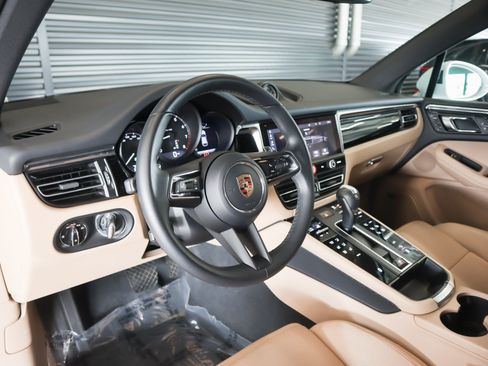 Certified 2026 Porsche Macan AWD/4WD image 4