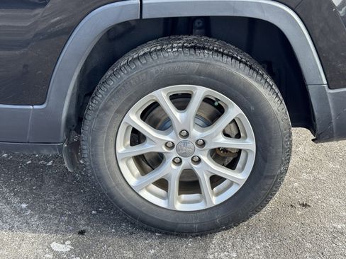 Used 2015 Jeep Cherokee Latitude w/ Cold Weather Group image 39