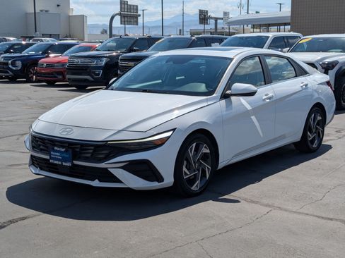Certified 2025 Hyundai Elantra SEL FWD image 11