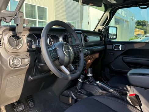 Used 2023 Jeep Gladiator Sport AWD/4WD image 6