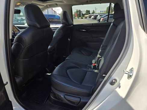 Used 2022 Toyota Highlander XLE AWD/4WD image 13