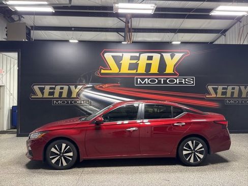 Used 2022 Nissan Altima 2.5 SV w/ SV Premium Package image 2