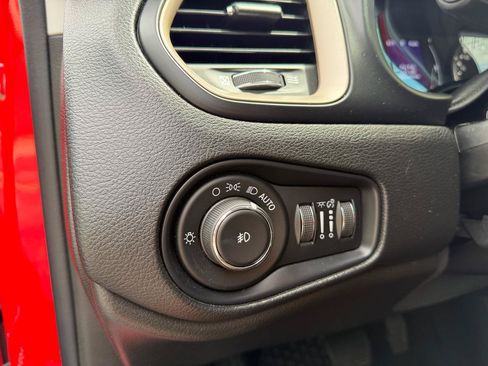 Used 2017 Jeep Renegade Latitude w/ Cold Weather Group FWD image 20