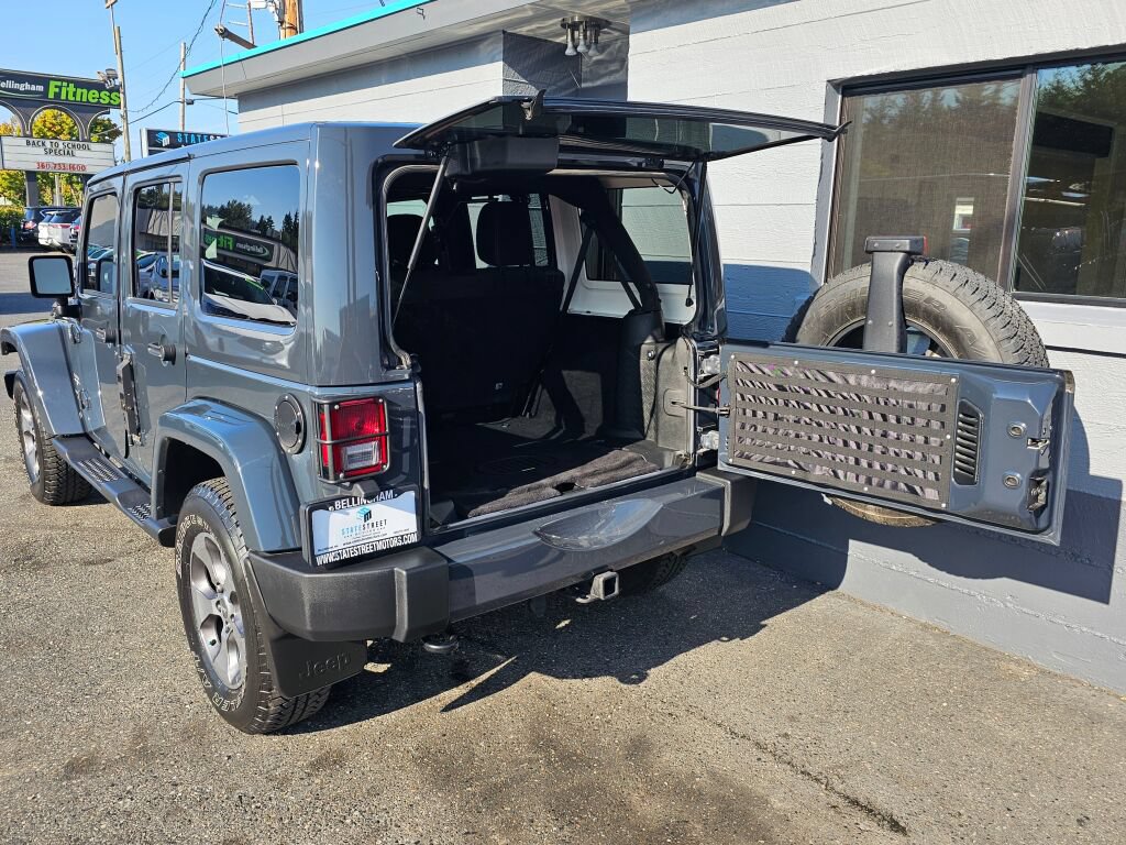 Used 2018 Jeep Wrangler Unlimited Sahara w/ Connectivity Group AWD/4WD image 18