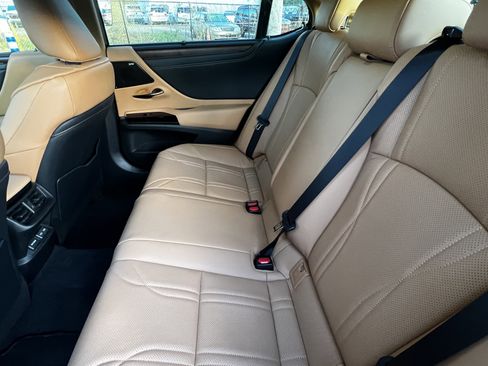 Used 2024 Lexus ES 300h Ultra Luxury w/ Accessory Package (Z2) image 33