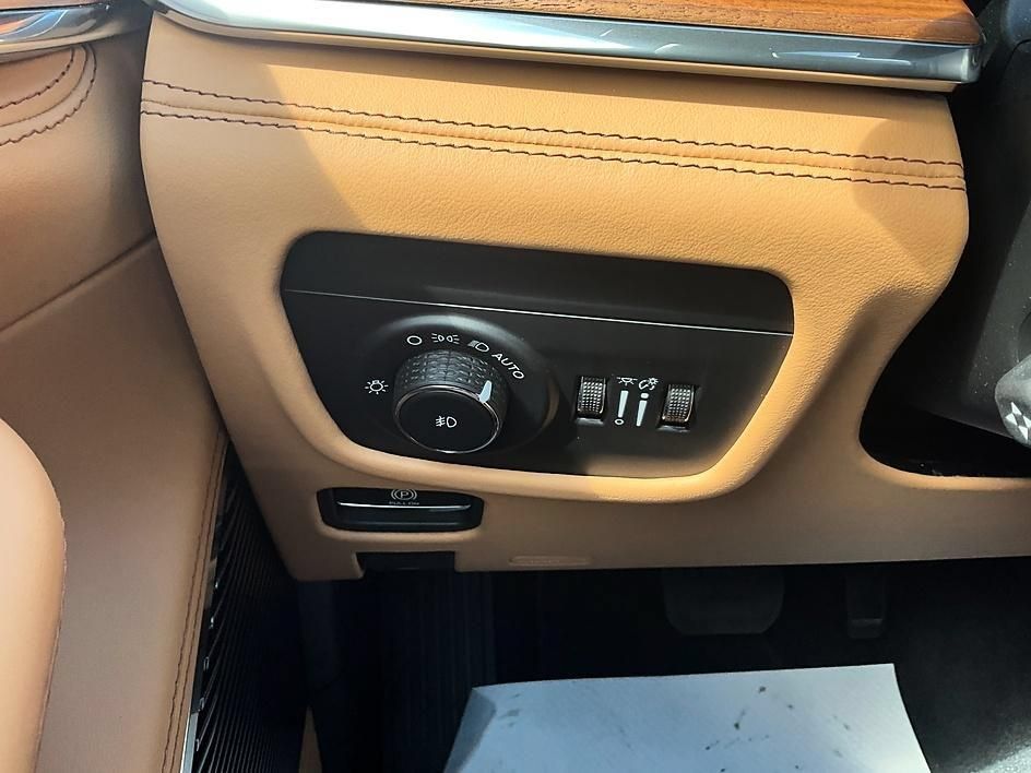 Used 2026 Jeep Grand Cherokee Summit w/ Obsidian Package AWD/4WD image 17
