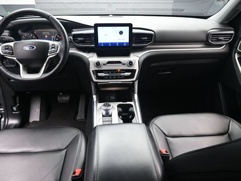 Used 2023 Ford Explorer XLT w/ Equipment Group 202A RWD image 9