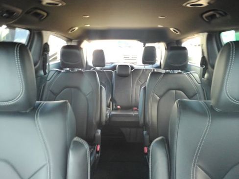 Used 2025 Chrysler Pacifica Select image 37