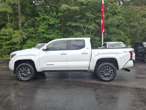 Used 2025 Toyota Tacoma TRD Sport AWD/4WD image 3