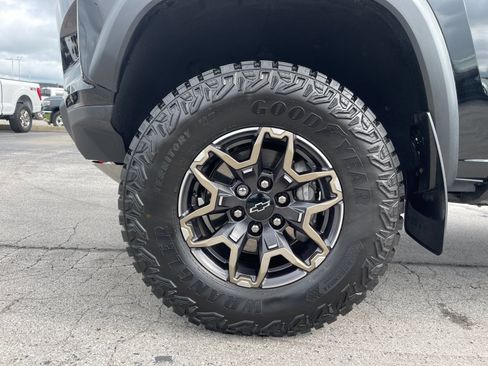 Used 2025 Chevrolet Colorado ZR2 w/ Technology Package AWD/4WD image 32