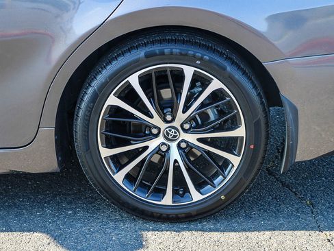 Used 2020 Toyota Camry SE w/ Sunroof Package image 10