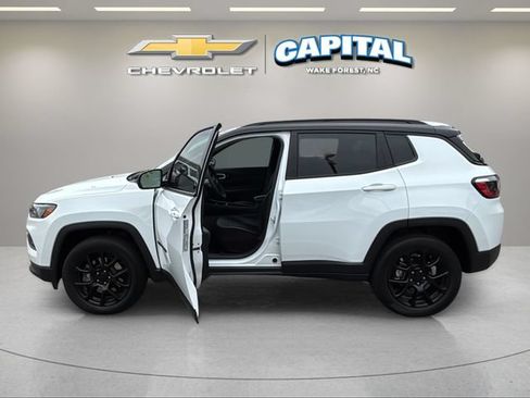 Used 2023 Jeep Compass Latitude w/ Convenience Group AWD/4WD image 3