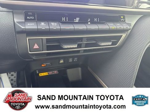 Used 2025 Toyota Camry SE w/ Convenience Package image 24