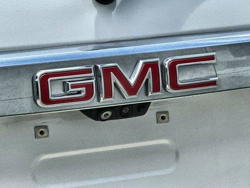 Used 2021 GMC Acadia Denali w/ Denali Technology Package FWD image 16