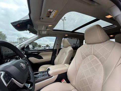 Used 2023 Toyota Highlander Platinum image 12