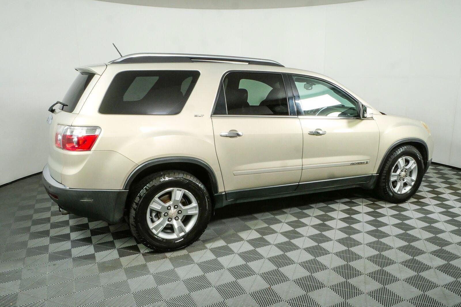 Used 2008 GMC Acadia SLT w/ Convenience Package FWD image 2
