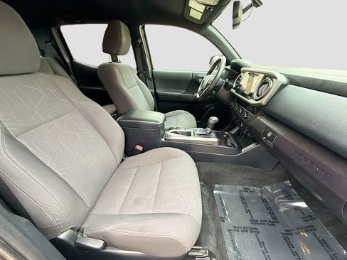 Used 2017 Toyota Tacoma TRD Sport w/ Tow Package image 30