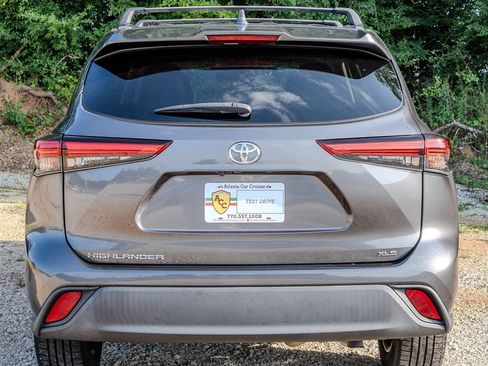 Used 2020 Toyota Highlander XLE FWD image 4