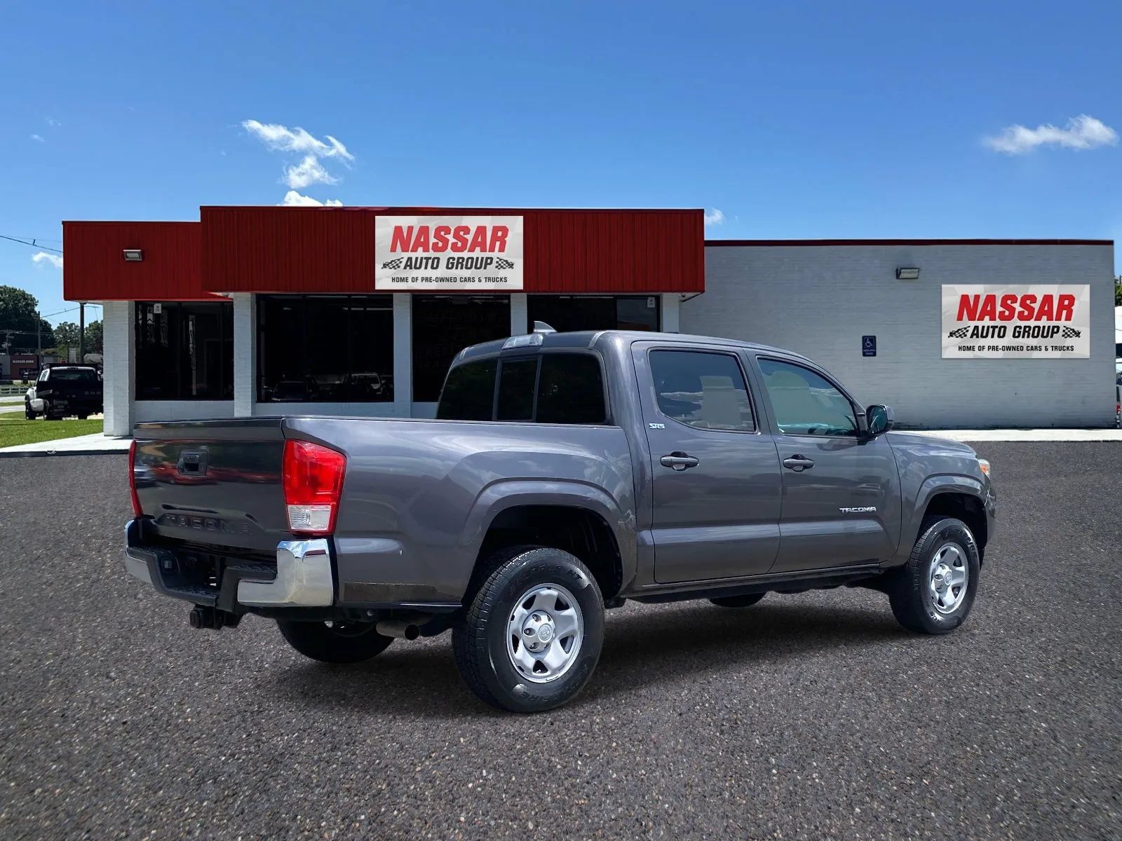 Used 2016 Toyota Tacoma SR5 w/ Towing Package RWD image 4
