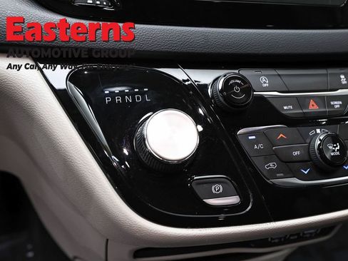 Used 2022 Chrysler Voyager LX image 13