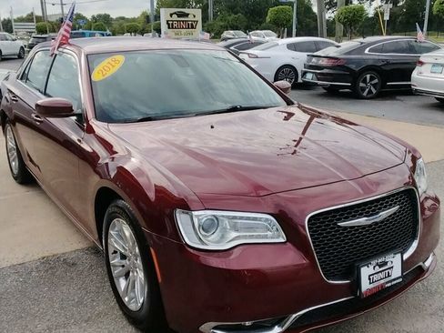 Used 2018 Chrysler 300 Touring w/ Driver Convenience Group RWD image 5