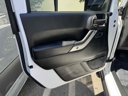Used 2018 Jeep Wrangler Rubicon w/ Power Convenience Group AWD/4WD image 39
