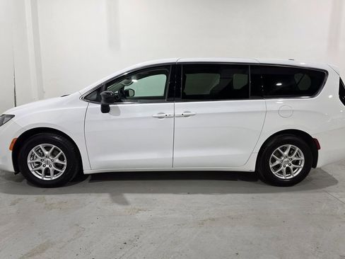 Used 2024 Chrysler Voyager LX image 14