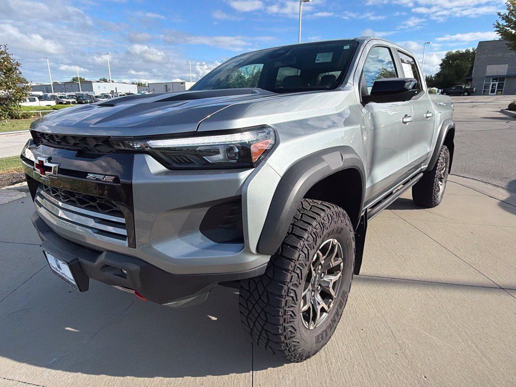 Used 2025 Chevrolet Colorado ZR2 w/ Technology Package AWD/4WD image 4