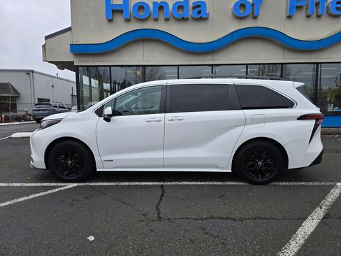 Used 2021 Toyota Sienna LE image 2