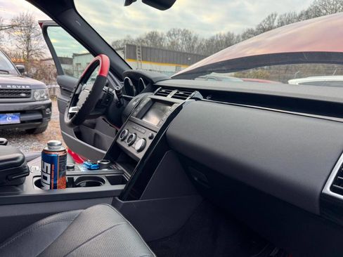 Used 2017 Land Rover Discovery SE image 19