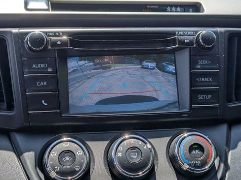 Used 2018 Toyota RAV4 LE AWD/4WD image 19