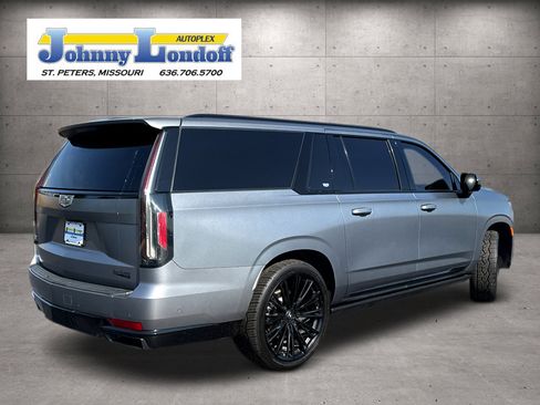 Used 2022 Cadillac Escalade ESV Sport Platinum AWD/4WD image 2