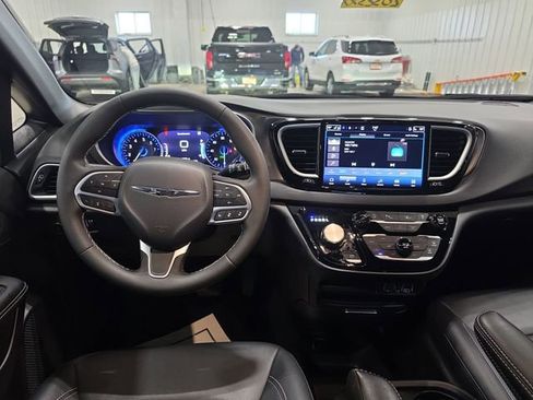 Used 2025 Chrysler Pacifica Select FWD image 10