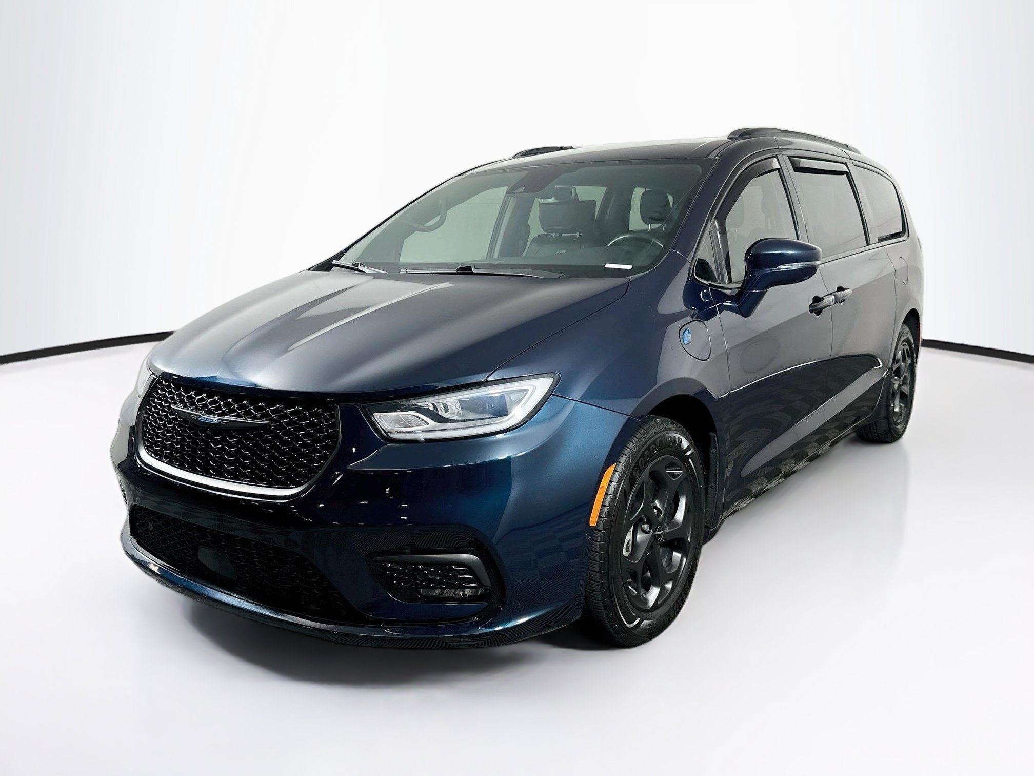 Used 2021 Chrysler Pacifica Touring-L w/ Uconnect Theater Family Group FWD image 3