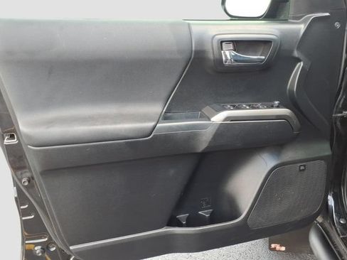 Used 2019 Toyota Tacoma TRD Off-Road w/ TRD Premium Off Road Package AWD/4WD image 3