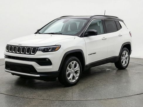 Used 2025 Jeep Compass Latitude AWD/4WD image 3