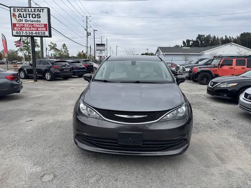 Used 2017 Chrysler Pacifica LX FWD image 2