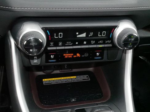 Used 2020 Toyota RAV4 Limited AWD/4WD image 23