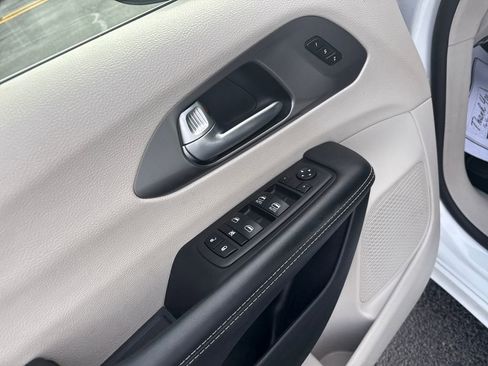 Used 2023 Chrysler Pacifica Touring-L FWD image 14