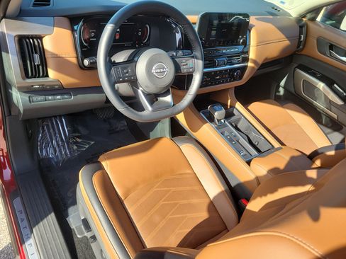 Certified 2025 Nissan Pathfinder Platinum w/ Black Appearance Package FWD image 13