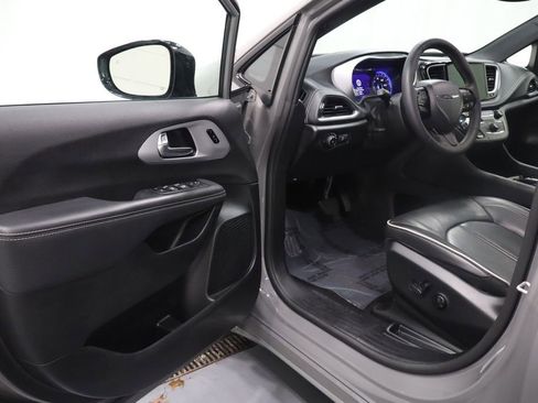 Used 2025 Chrysler Pacifica Limited FWD image 11