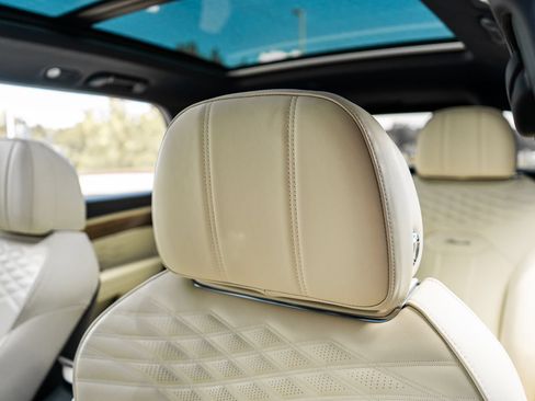 Used 2024 Bentley Bentayga Extended Wheelbase AWD/4WD image 28