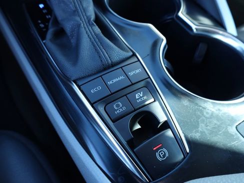 Used 2020 Toyota Camry XLE image 11