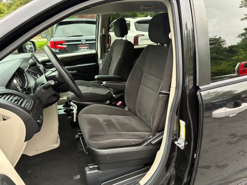 Used 2019 Dodge Grand Caravan SE FWD image 12