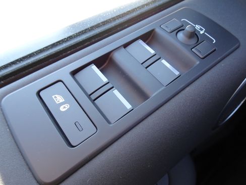 New 2025 Land Rover Discovery S AWD/4WD image 36