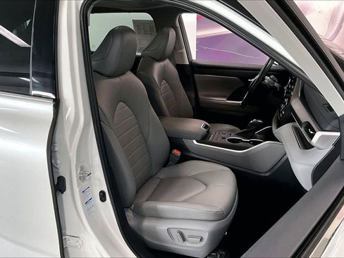 Used 2022 Toyota Highlander XLE image 12