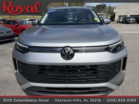 Used 2025 Volkswagen Tiguan SE image 2