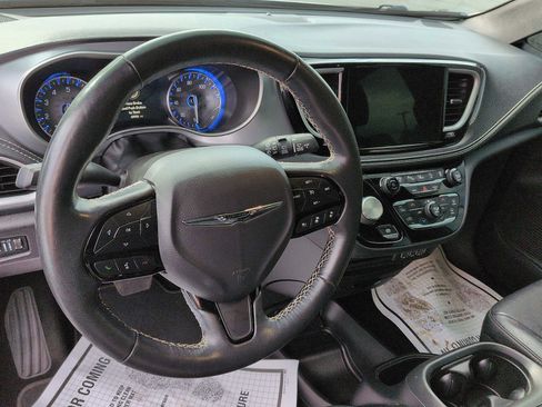 Used 2021 Chrysler Pacifica Touring-L w/ Premium & Safety Sphere Group image 12