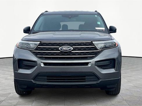 Used 2022 Ford Explorer XLT image 3