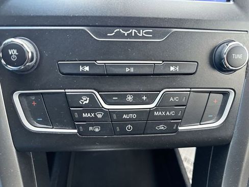 Used 2020 Ford Fusion SE image 19